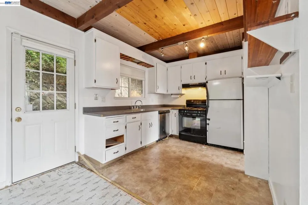 6151 Valley View Rd Oakland, CA 94611