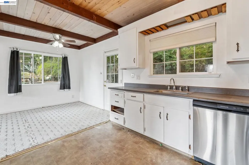 6151 Valley View Rd Oakland, CA 94611