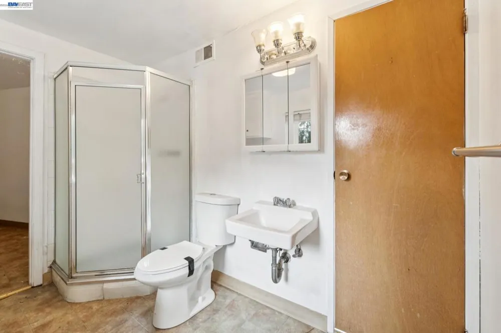 6151 Valley View Rd Oakland, CA 94611