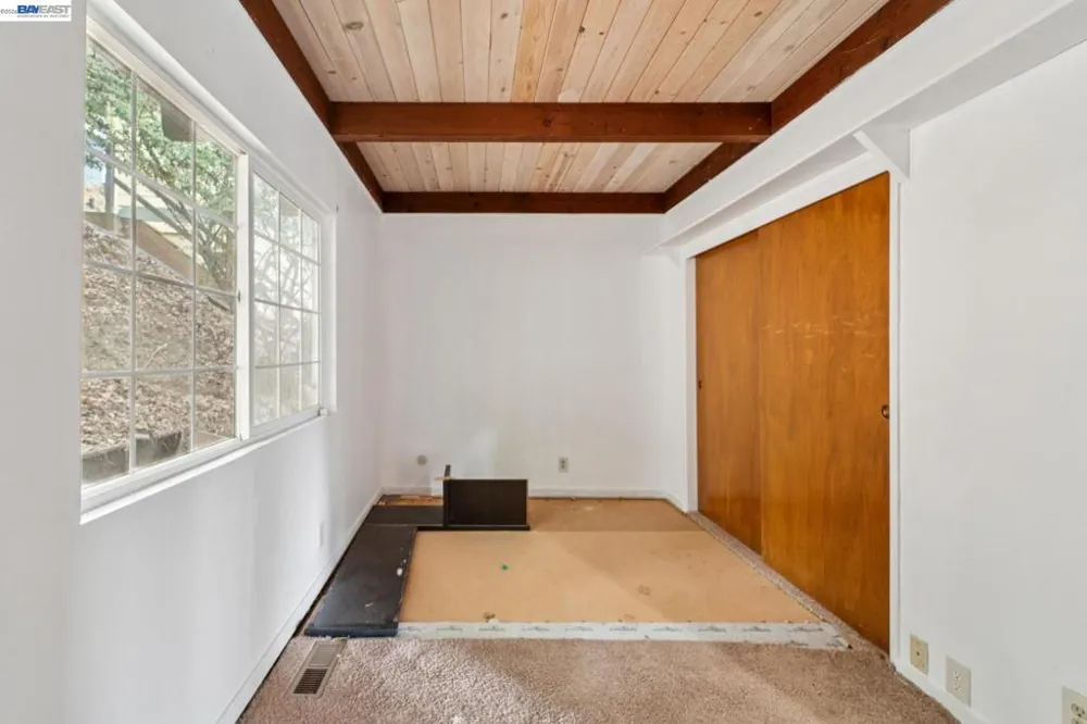 6151 Valley View Rd Oakland, CA 94611