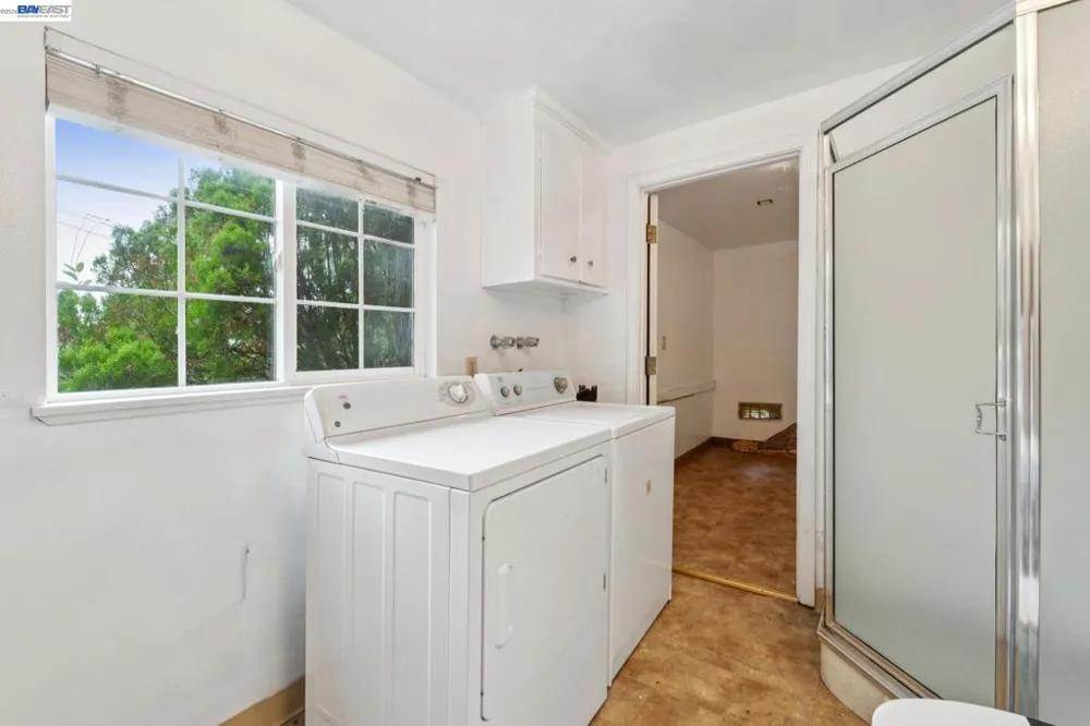 6151 Valley View Rd Oakland, CA 94611