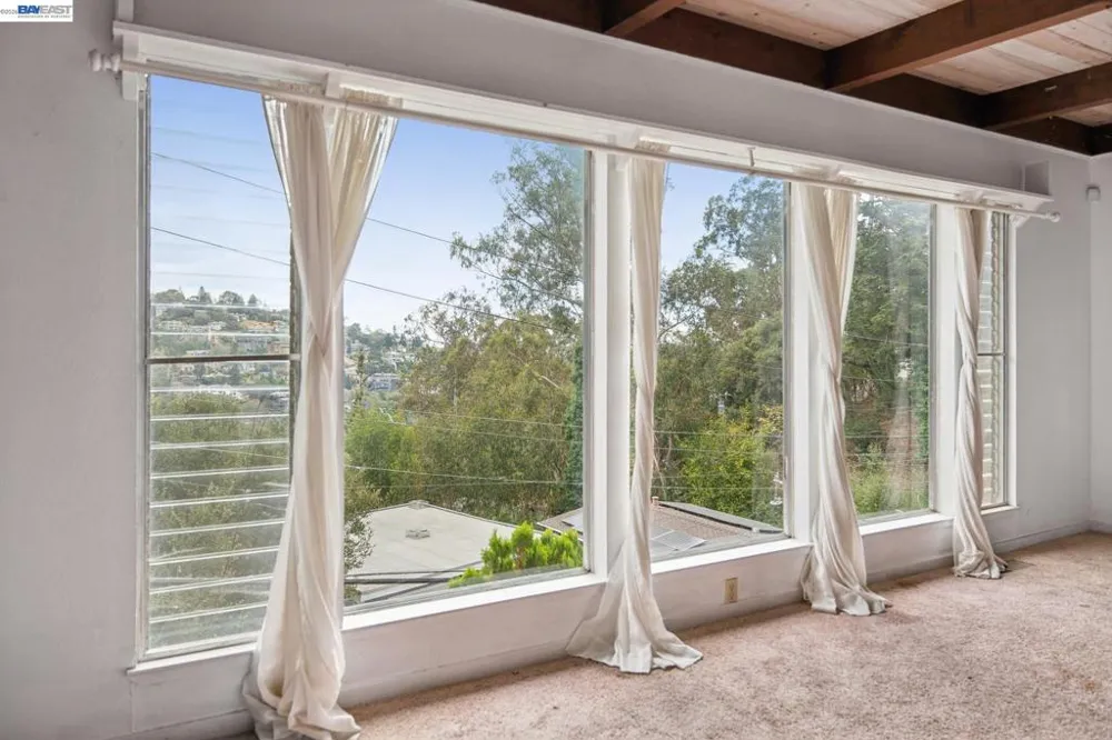 6151 Valley View Rd Oakland, CA 94611