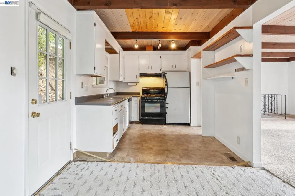 6151 Valley View Rd Oakland, CA 94611
