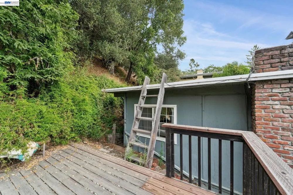6151 Valley View Rd Oakland, CA 94611