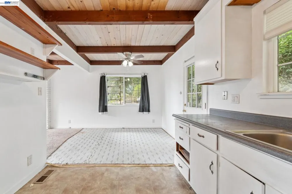 6151 Valley View Rd Oakland, CA 94611