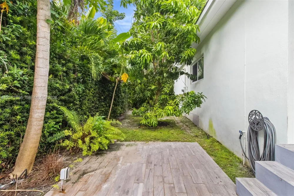 615 Santurce Ave Coral Gables, FL 33143