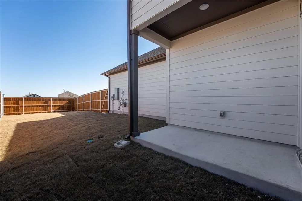 103 W Thurman Holt Road Hutto, TX 78634