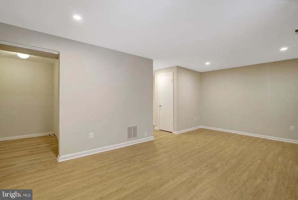 8847 WINDING HOLLOW WAY Springfield, VA 22152