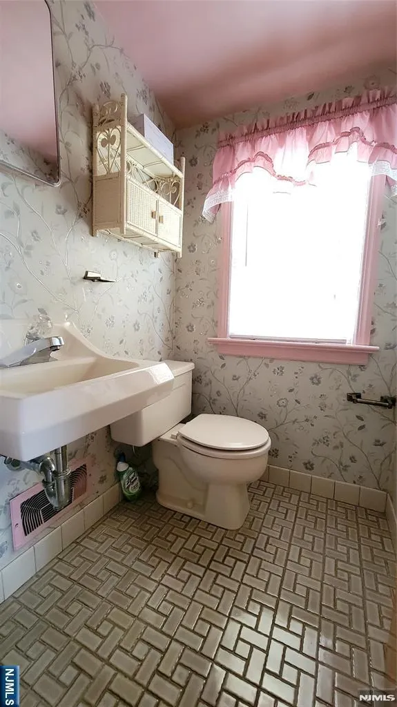 749 Ten Eyck Avenue Lyndhurst, NJ 07071