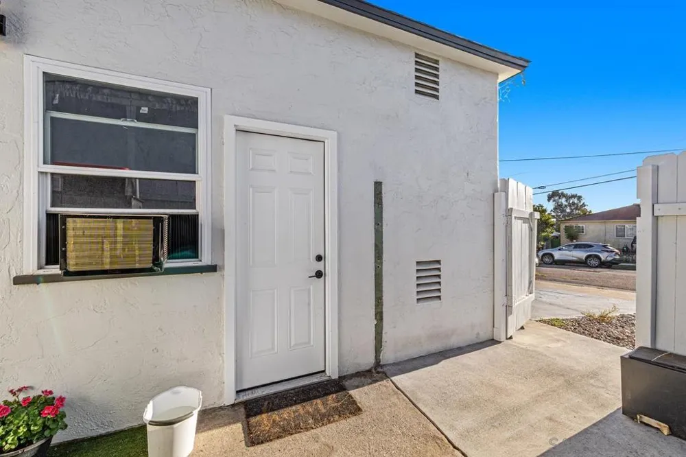 215 r National City, CA 91950