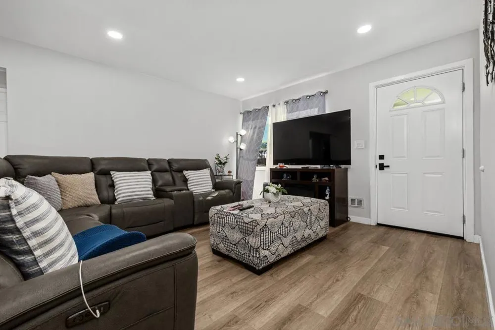 215 r National City, CA 91950