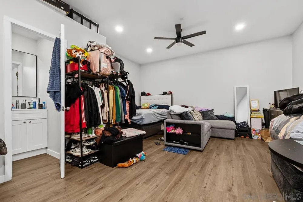 215 r National City, CA 91950