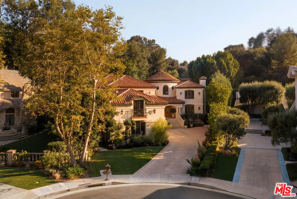 3829 Hayvenhurst Drive Los Angeles, CA 91436
