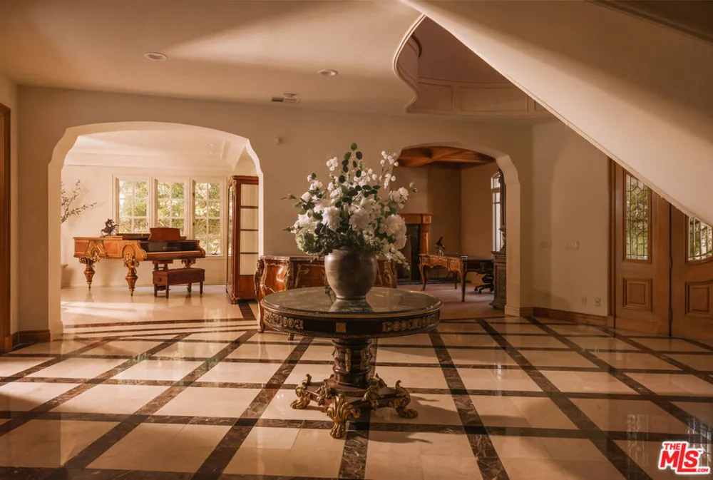3829 Hayvenhurst Drive Los Angeles, CA 91436