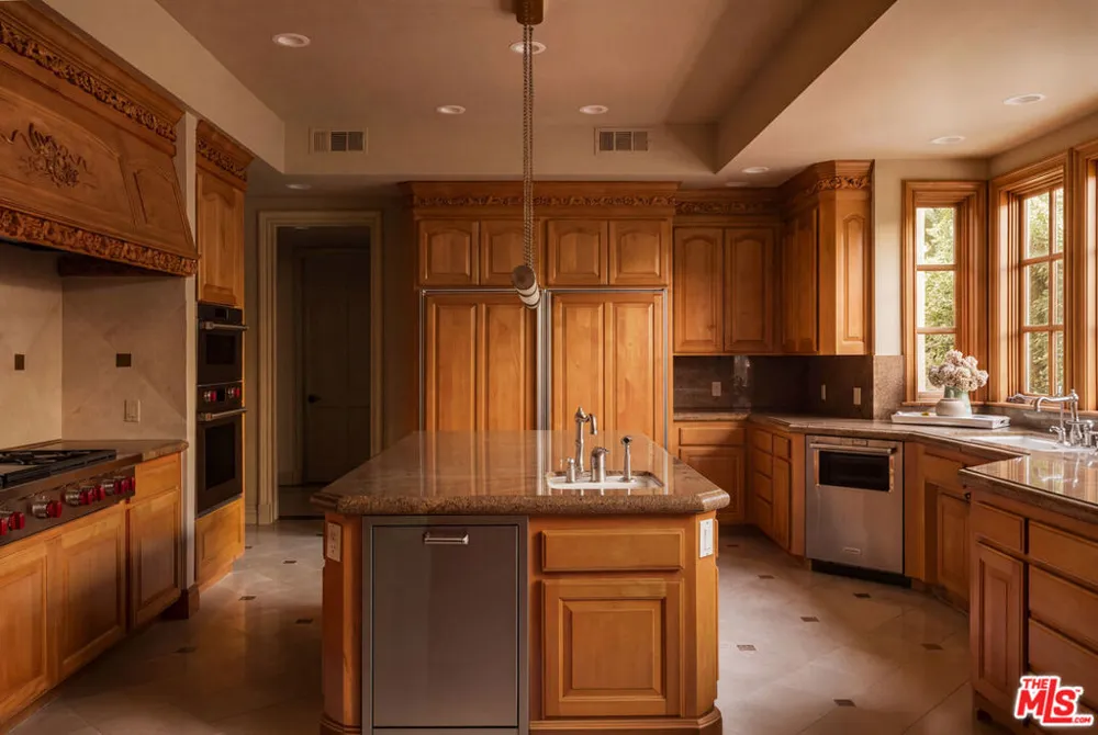 3829 Hayvenhurst Drive Los Angeles, CA 91436