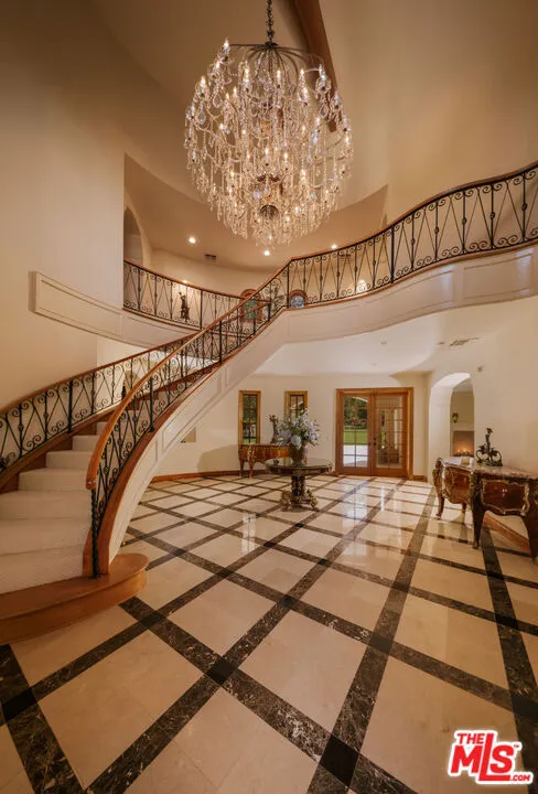 3829 Hayvenhurst Drive Los Angeles, CA 91436