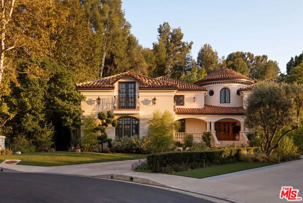 3829 Hayvenhurst Drive Los Angeles, CA 91436
