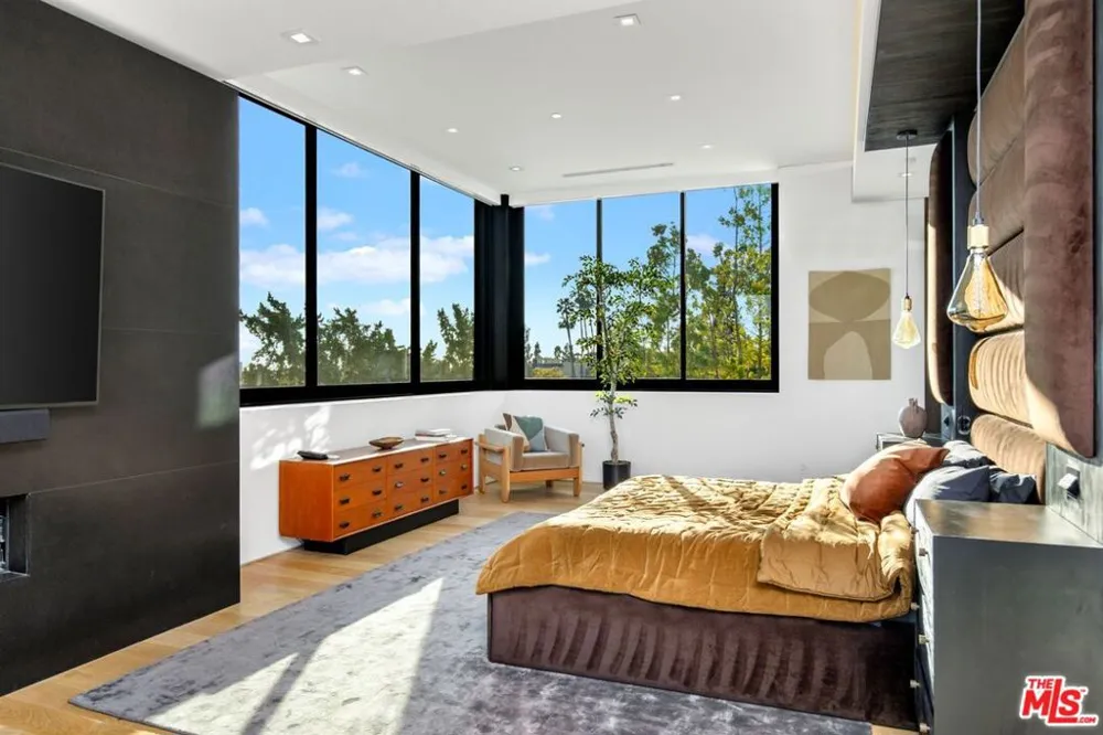 1317 Londonderry Place Los Angeles, CA 90069