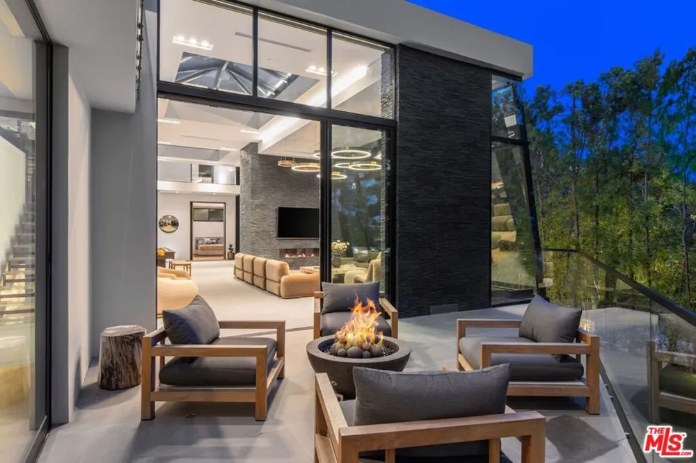 1317 Londonderry Place Los Angeles, CA 90069