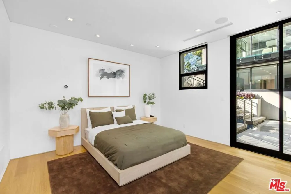 1317 Londonderry Place Los Angeles, CA 90069