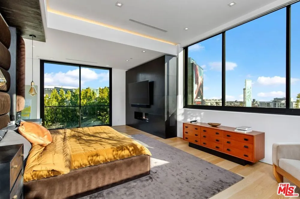 1317 Londonderry Place Los Angeles, CA 90069