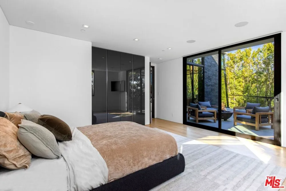 1317 Londonderry Place Los Angeles, CA 90069