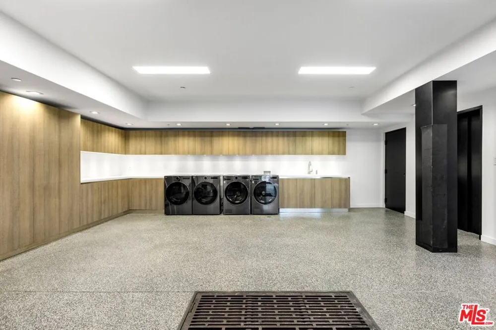1317 Londonderry Place Los Angeles, CA 90069