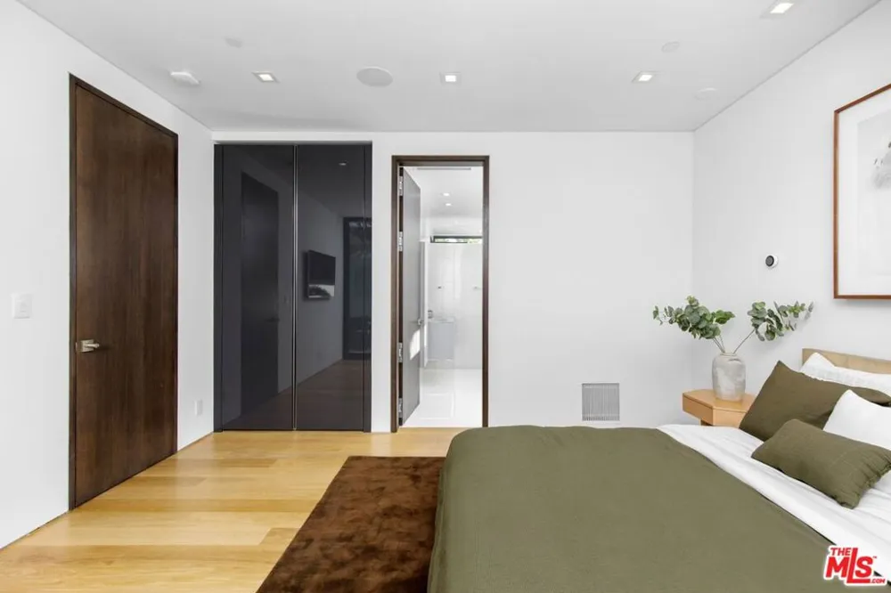 1317 Londonderry Place Los Angeles, CA 90069