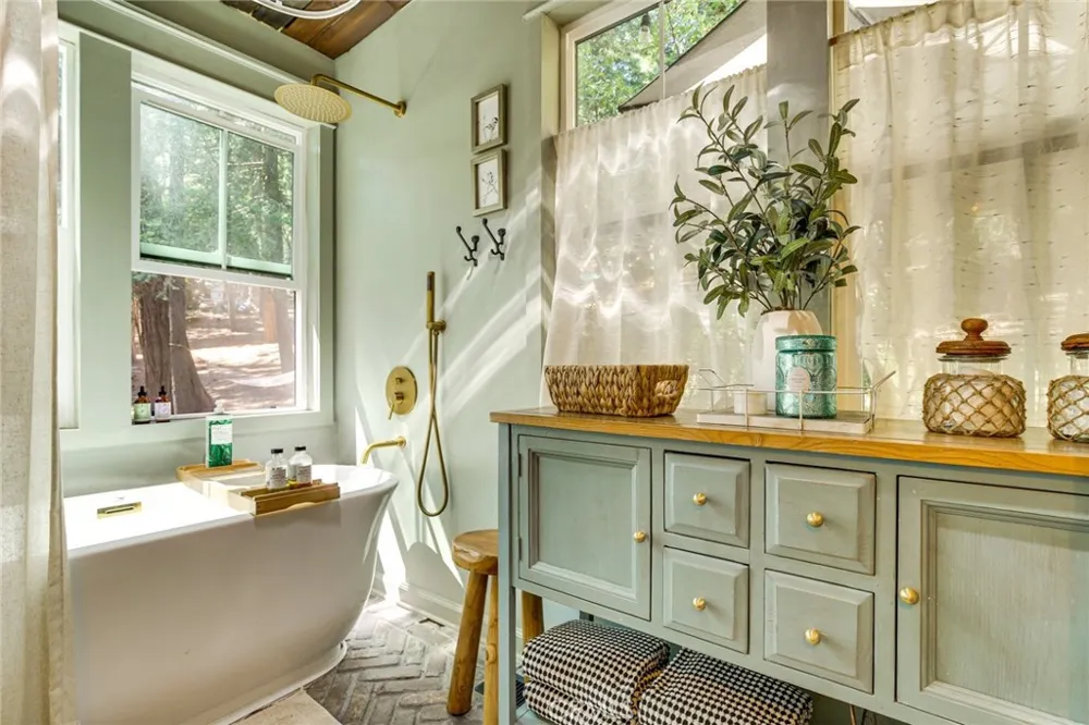652 E Victoria Court Lake Arrowhead, CA 92352