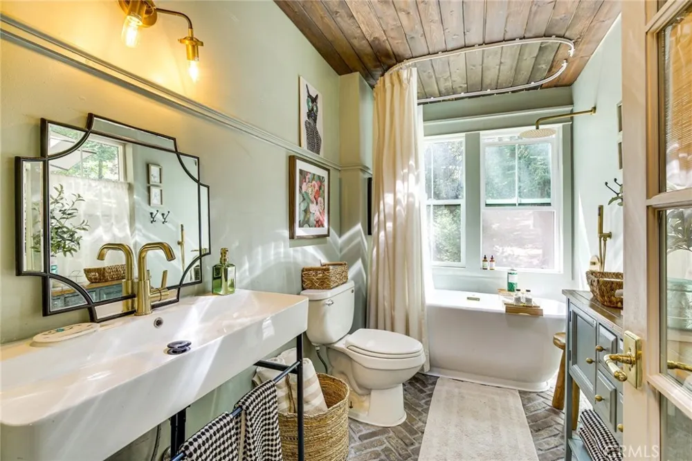 652 E Victoria Court Lake Arrowhead, CA 92352