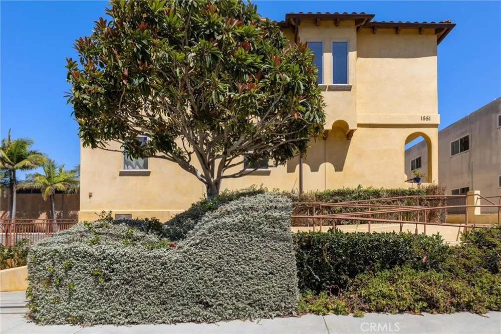 1551 Artesia Boulevard #4 Manhattan Beach, CA 90266