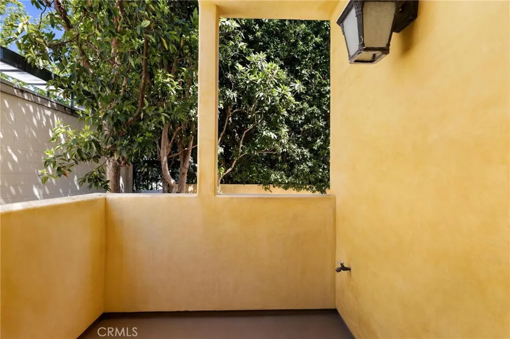 1551 Artesia Boulevard #4 Manhattan Beach, CA 90266