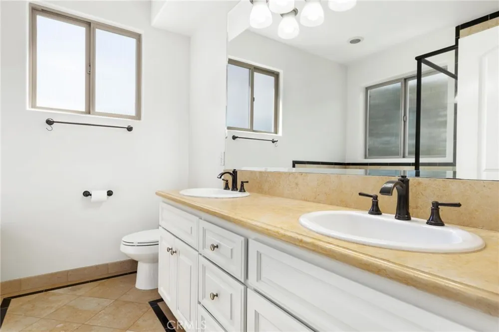 1551 Artesia Boulevard #4 Manhattan Beach, CA 90266