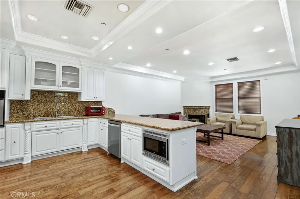1551 Artesia Boulevard #4 Manhattan Beach, CA 90266