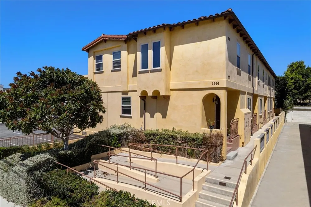 1551 Artesia Boulevard #4 Manhattan Beach, CA 90266