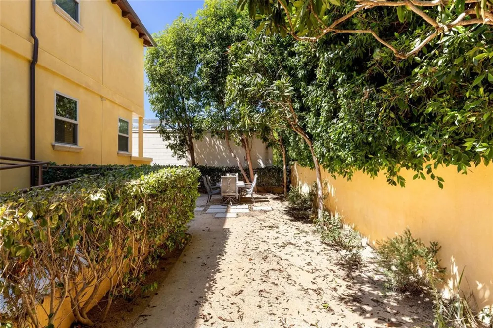 1551 Artesia Boulevard #4 Manhattan Beach, CA 90266