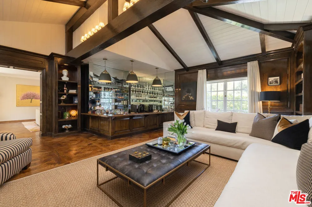 160 Bronwood Avenue Los Angeles, CA 90049
