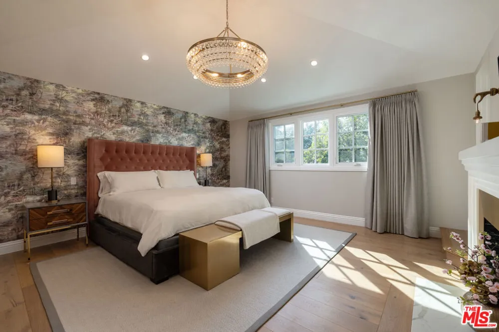 160 Bronwood Avenue Los Angeles, CA 90049