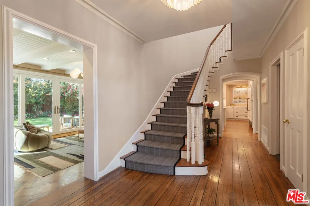 160 Bronwood Avenue Los Angeles, CA 90049