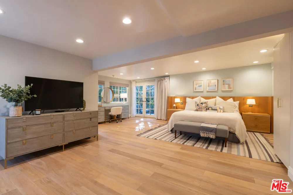 160 Bronwood Avenue Los Angeles, CA 90049
