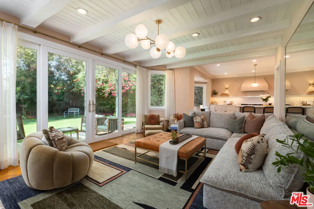 160 Bronwood Avenue Los Angeles, CA 90049
