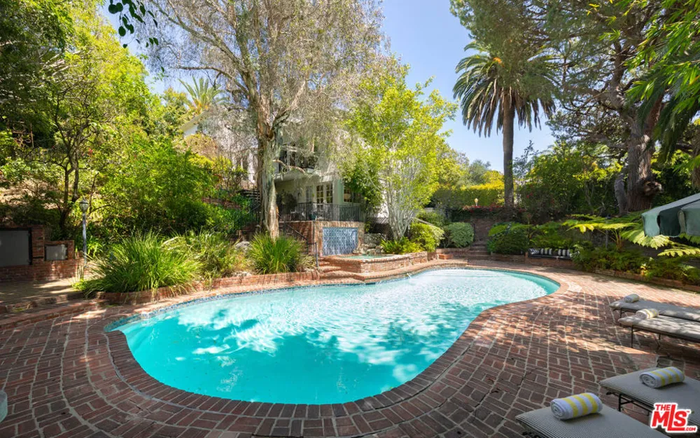 160 Bronwood Avenue Los Angeles, CA 90049