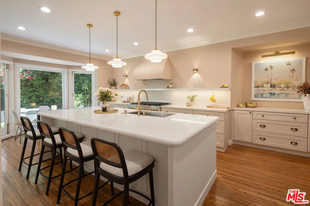 160 Bronwood Avenue Los Angeles, CA 90049