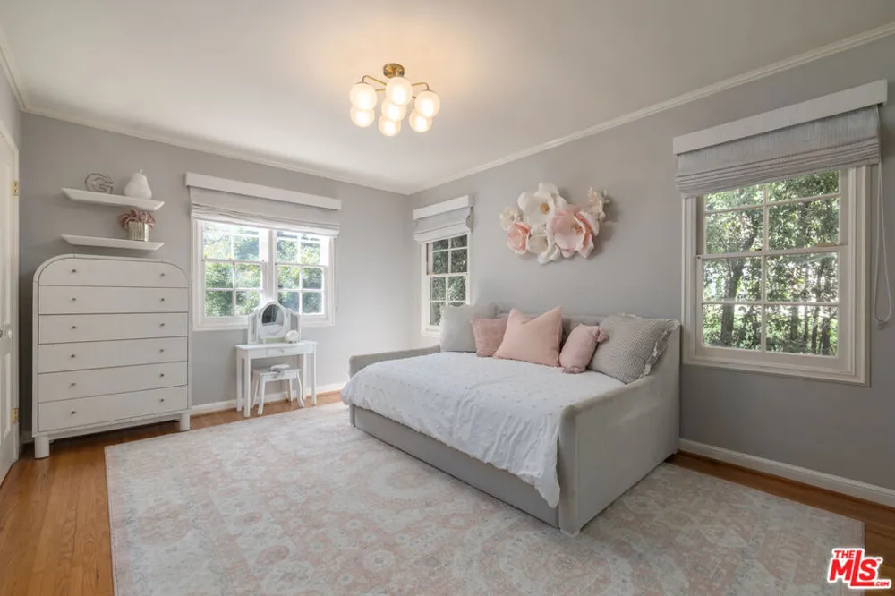 160 Bronwood Avenue Los Angeles, CA 90049