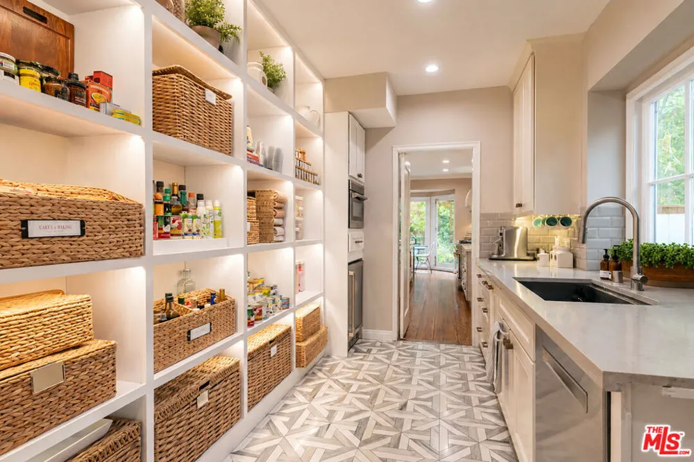 160 Bronwood Avenue Los Angeles, CA 90049