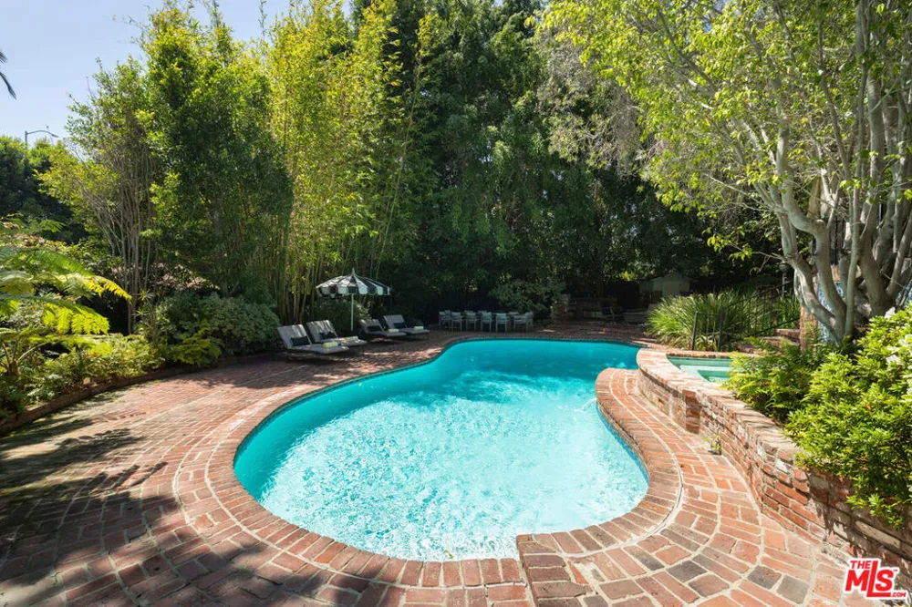 160 Bronwood Avenue Los Angeles, CA 90049