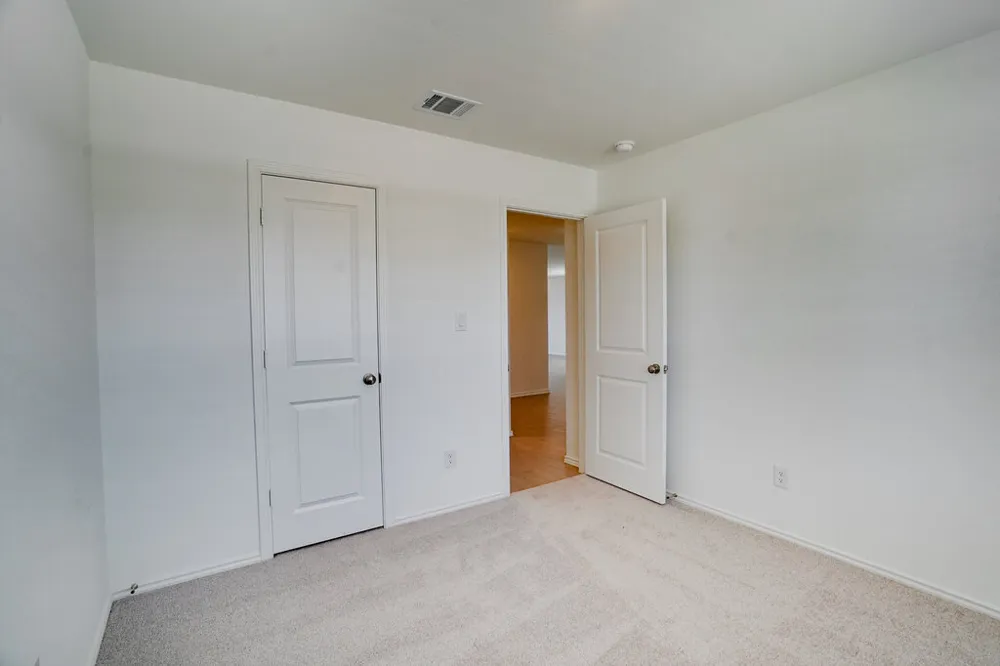 433 Whoopers Loop Uhland, TX 78640
