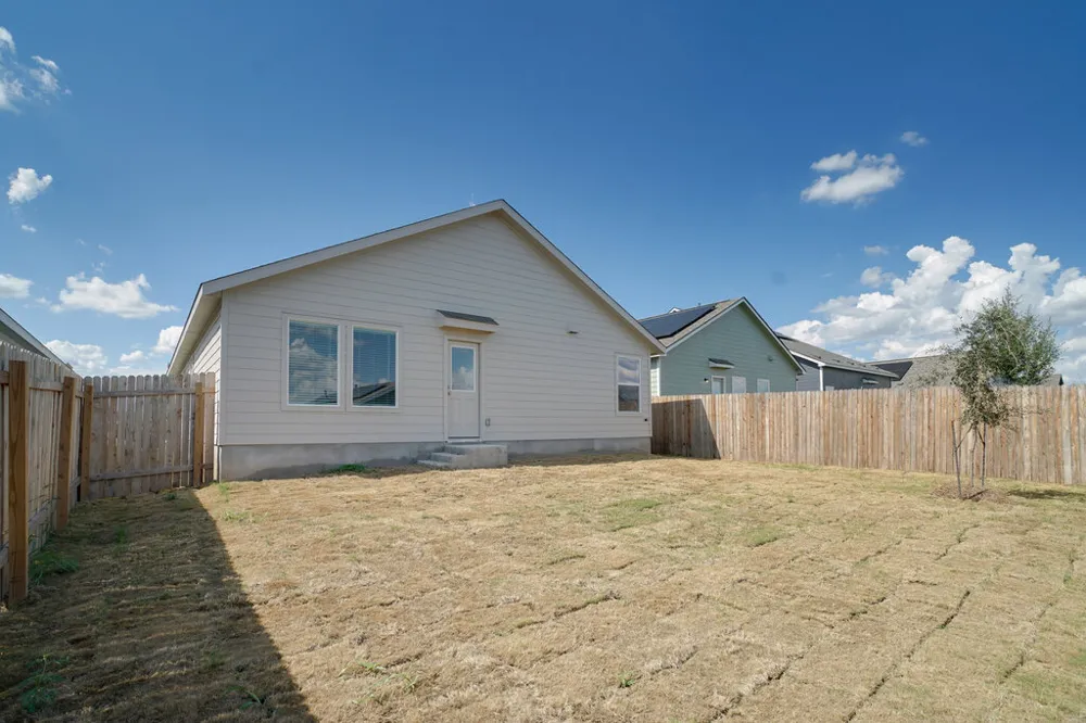 433 Whoopers Loop Uhland, TX 78640