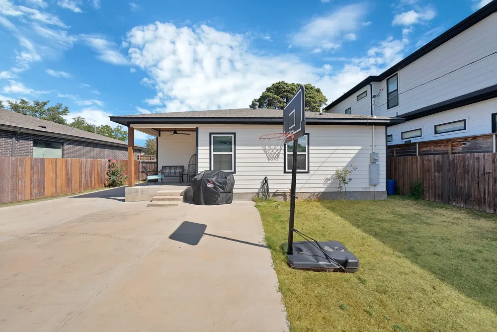 4622 Newmore Avenue Dallas, TX 75209