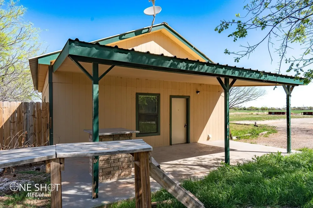 542 Mccartney Lane Tye, TX 79563